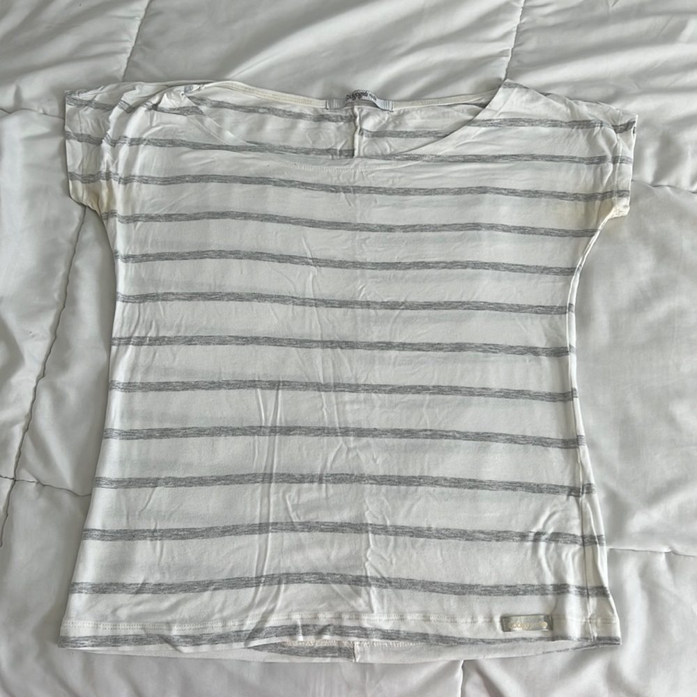 S white short sleeve shirt